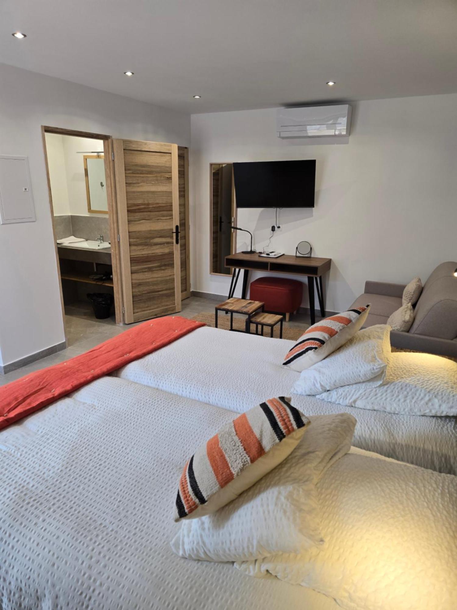 Les Loges Du Luberon Hotel Coustellet Exterior photo
